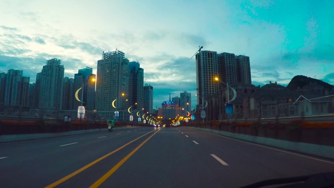 公路视频黄昏的高速公路小城市灯光