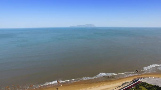 4K航拍青岛黄岛城市阳台海岸线沙滩海浪