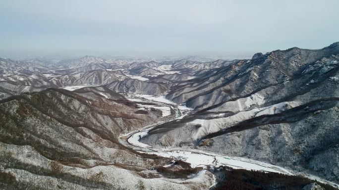 航拍冬季冰雪山峦
