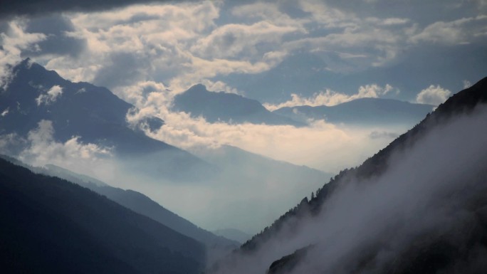 美丽的阿尔卑斯山脉的岩石雾云视频