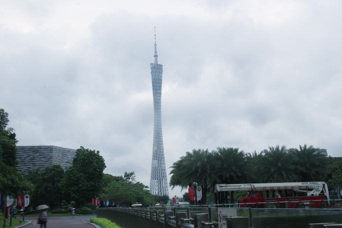 延时拍摄广州夏日微雨中的小蛮腰风雨变幻