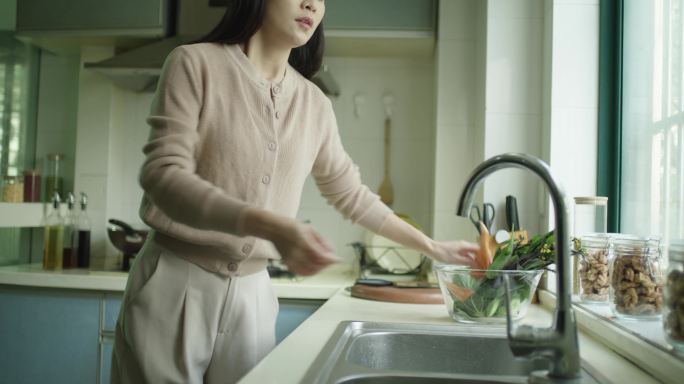 4K升格厨房洗菜生活用水视频素材