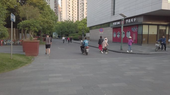 上海市杨浦区五角场路人
