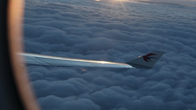 云海云层飞机飞行转弯高空夕阳