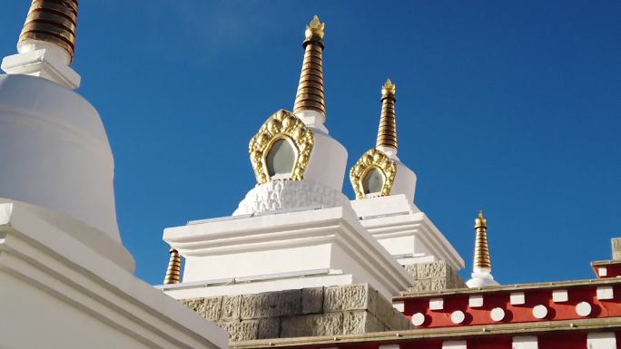 白塔蓝天白云藏传佛教西藏宗教建筑信仰