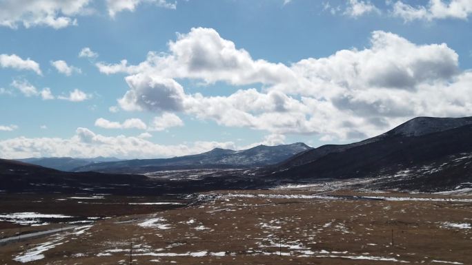 行驶在山脚西藏的路上汽车道路雪山路边风景