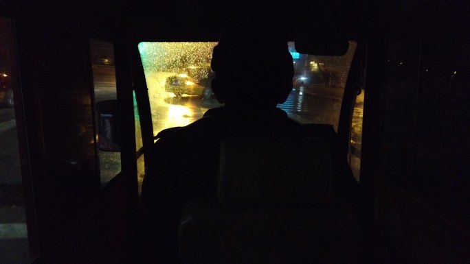 三轮车司机开车夜晚夜景灯光霓虹