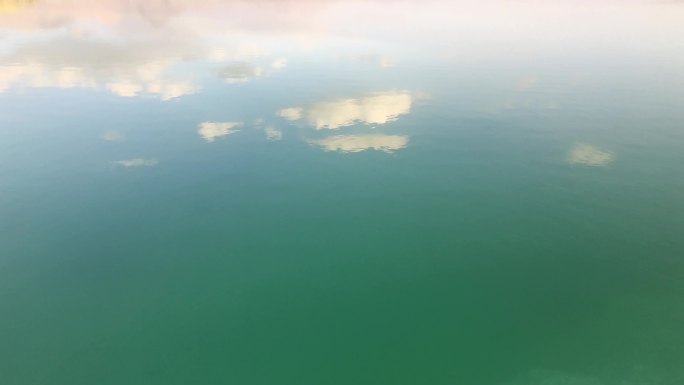 青海碧绿辽阔优美的翡翠盐湖