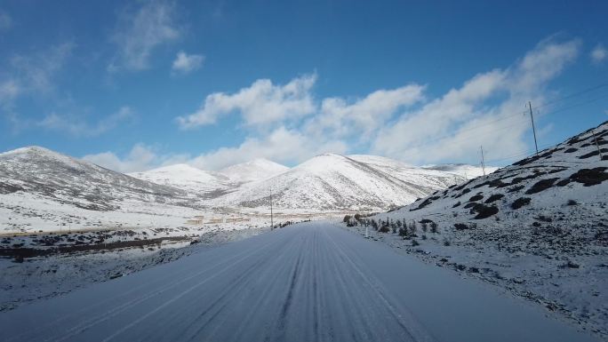 行驶在雪地西藏的路上汽车道路奔驰前进风景