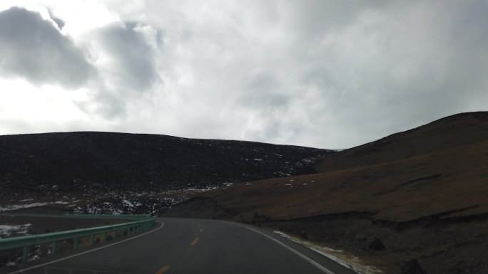 行驶在西藏的路上汽车道路奔驰前进上坡风景