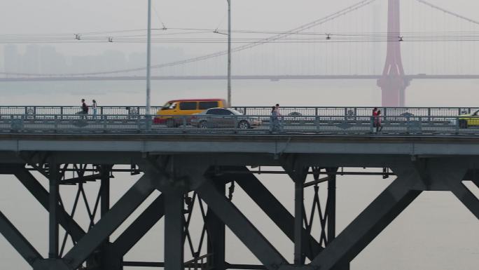 长焦侧面航拍武汉长江大桥追车镜头