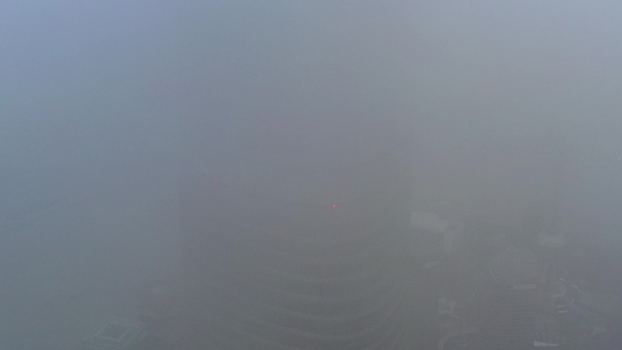 云雾中的上海中心