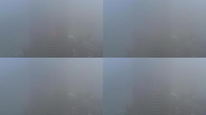 云雾中的上海中心