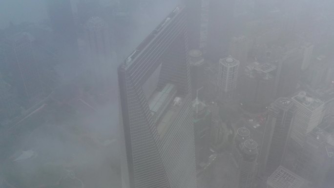 云雾中的上海