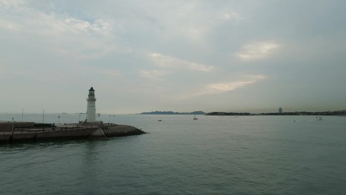 4K航拍青岛情人坝白色灯塔