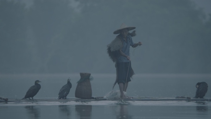 桂林桂林山水渔翁渔翁划船油灯水