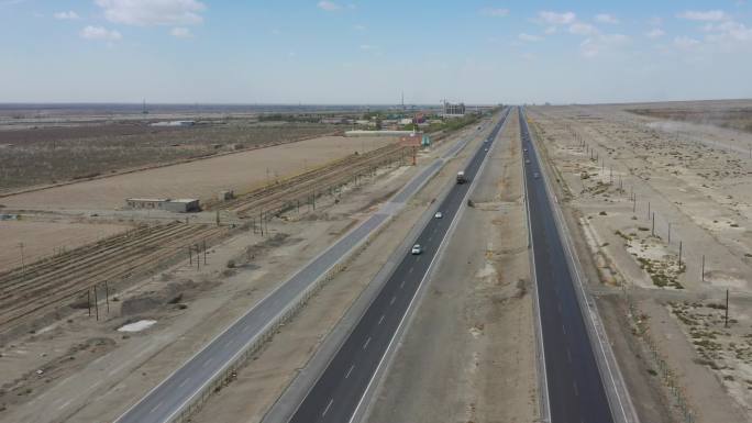 沙漠铁路和公路