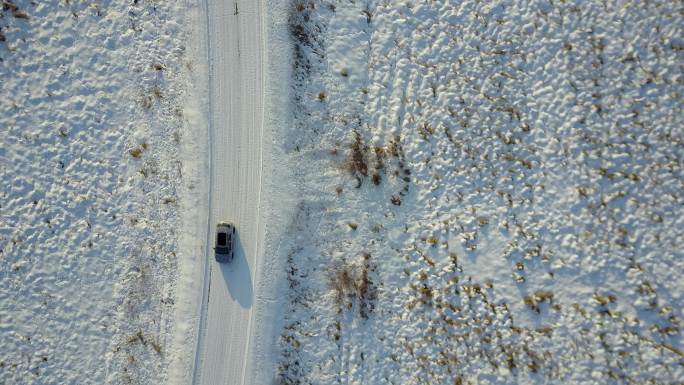 4K航拍越野车在内蒙冬季冰雪路面上行驶