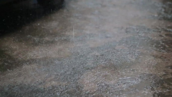 下雨暴雨屋檐淌水