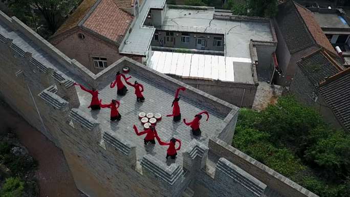 4K航拍山西阳城城墙舞蹈红衣