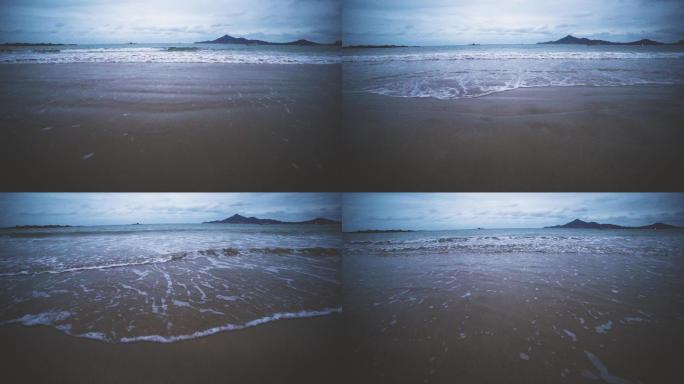 海浪打岸扑腾上沙滩的浪花