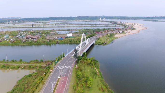 在柳叶湖景区，一个向前推进的航拍镜头