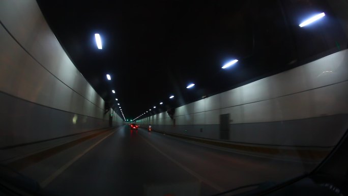 汽车经过隧道第一视角