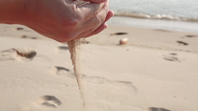 双手手捧沙子手握沙子海边