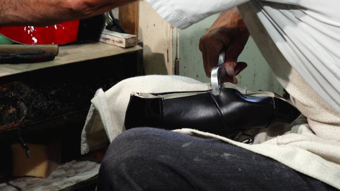 手工匠人制作皮鞋
