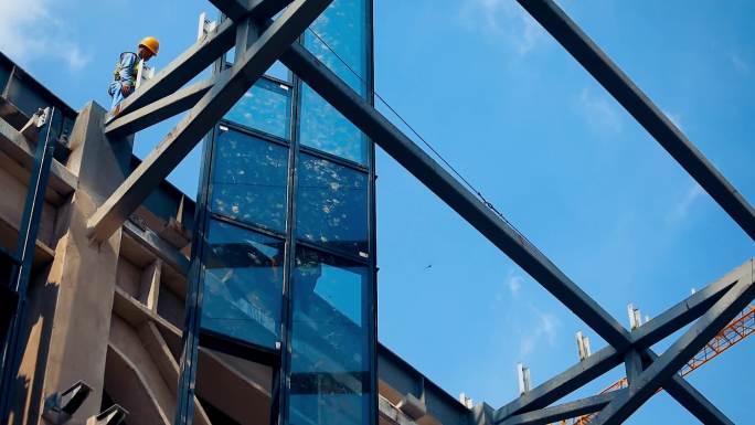 建设工地视频吊车吊装玻璃幕墙