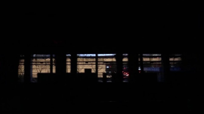 夜景地铁窗外风景和地铁进站