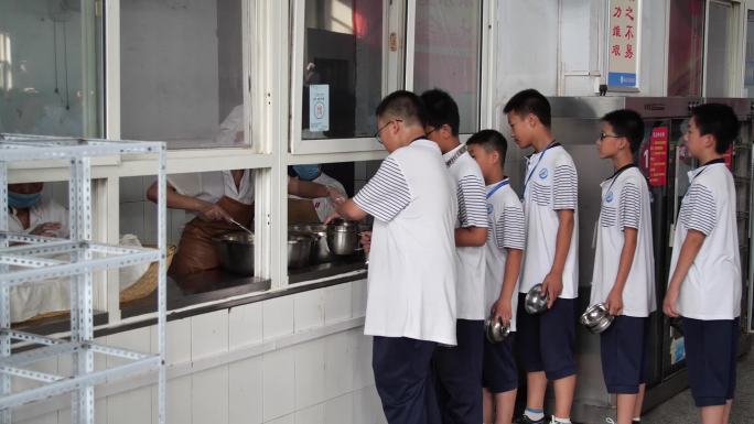 学校餐厅食堂排队就餐