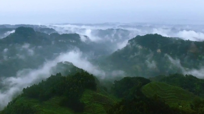 云遮雾绕的山
