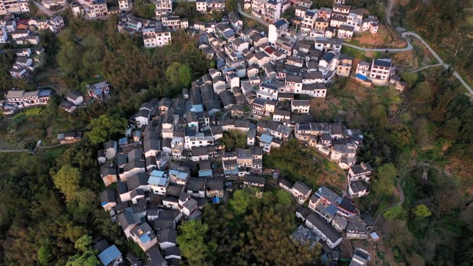 航拍俯瞰小村庄徽派建筑群山环绕云雾黄山