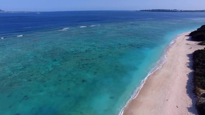 4K大海清澈透亮层次分明深蓝海水海天一色