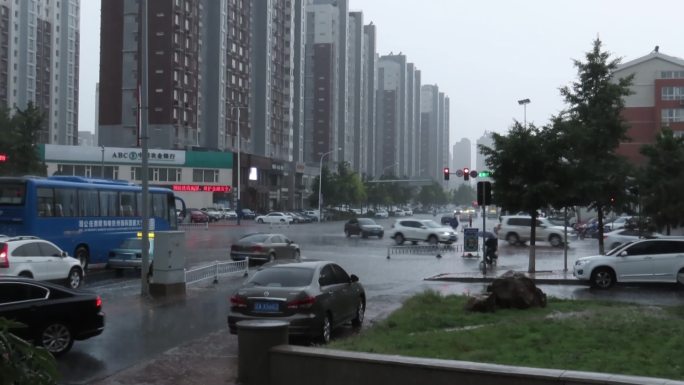雷雨中的城市交通