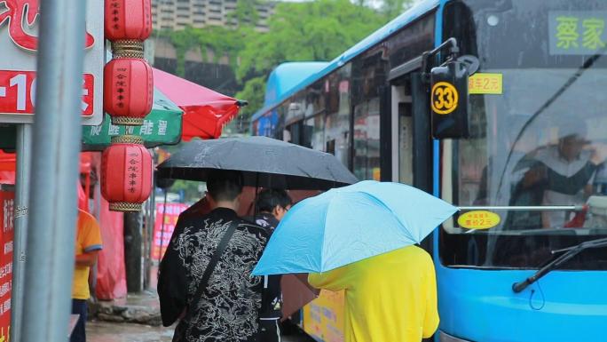下雨拥堵忙碌的街道上班族打伞挤公交