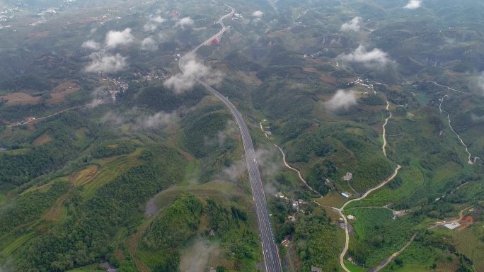 山区公路视频云雾下蜿蜒的高速公路