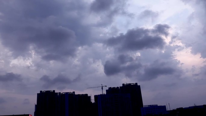 乌云雷电城市大暴雨暴风雨乌云密布狂风暴雨