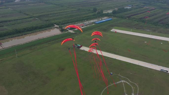 4K动力滑翔伞编队表演