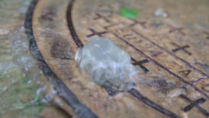 下雨天暴雨内涝井盖水回流冒水空镜