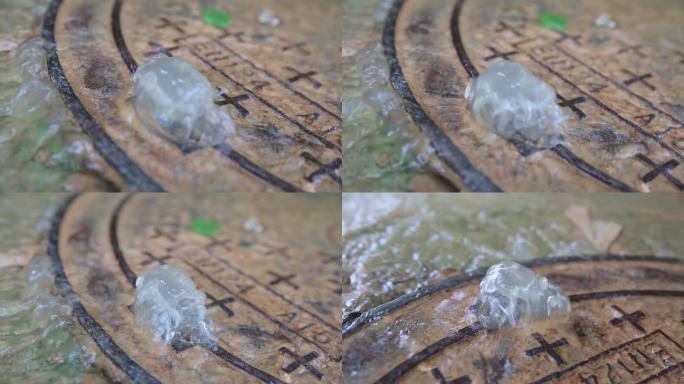 下雨天暴雨内涝井盖水回流冒水空镜