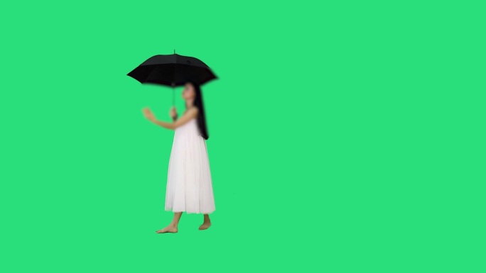 穿着白色连衣裙的女人拿着伞跳舞