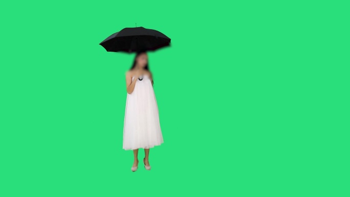 女人打开伞撑着伞走来走去躲雨