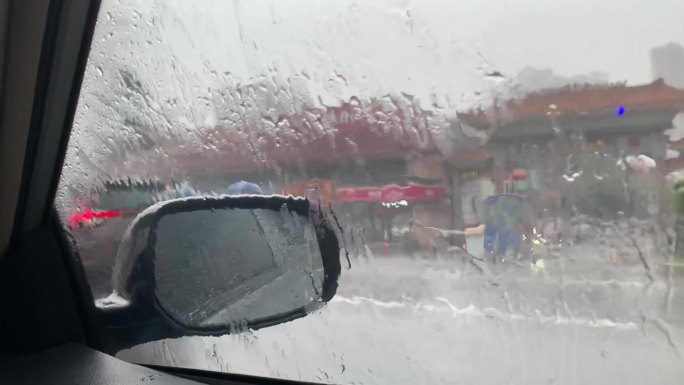 雨中行车