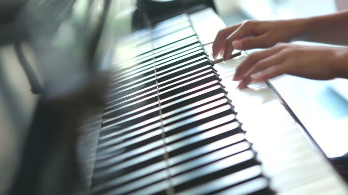 弹钢琴的手、弹琴、钢琴、琴键、手指