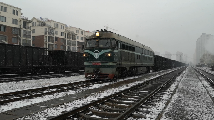 雪天铁路货运列车铁路运输