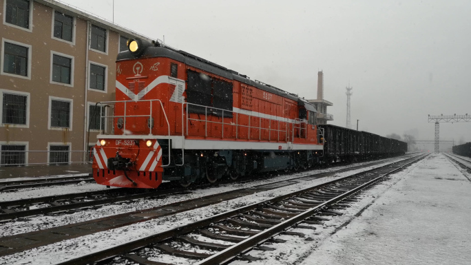 铁路运输雪中运输货物运输内燃机车