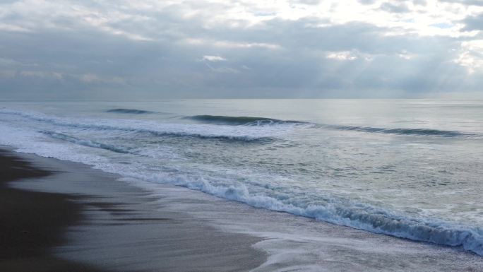 海边浪花沙滩