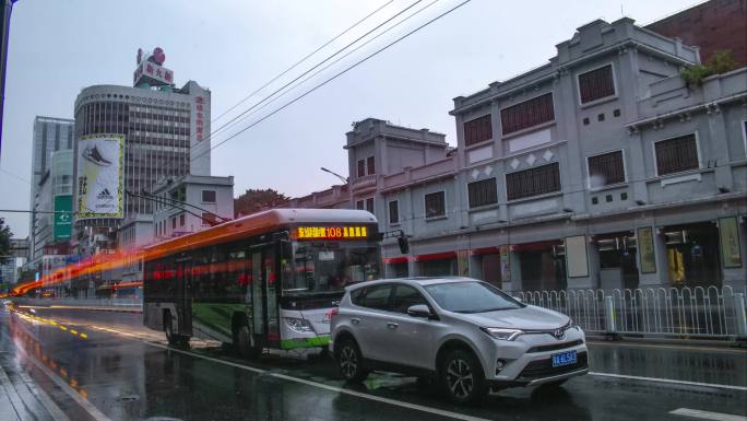 夏天大雨突袭广州，北京路岭南特色骑楼街